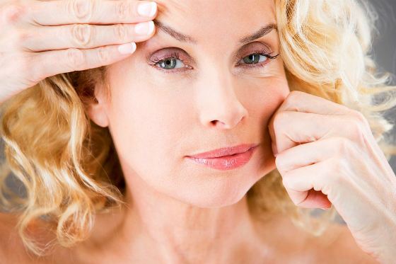 Фотография портрета блондинки женщины с белоснежной кожей и красивым лицом.